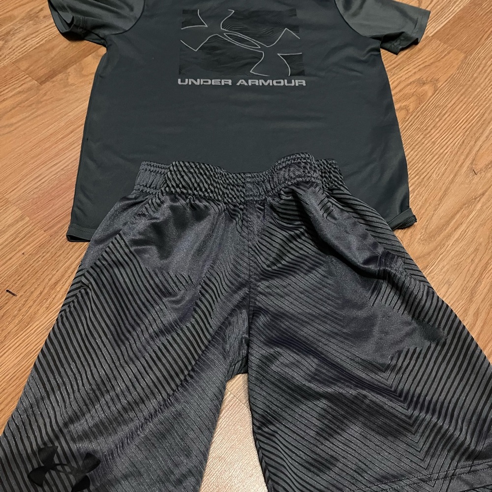 Under Armour Dark Gray Athletic Shorts and Shirt Size Youth Small